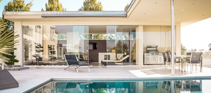 Wohnungsschlüssel auf Tisch – Wohnungsübergabe und Übergabeprotokoll