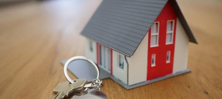 Schlüssel und Haus – Eigenbedarfskündigung im Mietvertrag