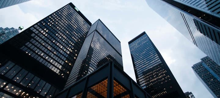 Mietshaus und Geldscheine – Mietpreisbremse in Deutschland