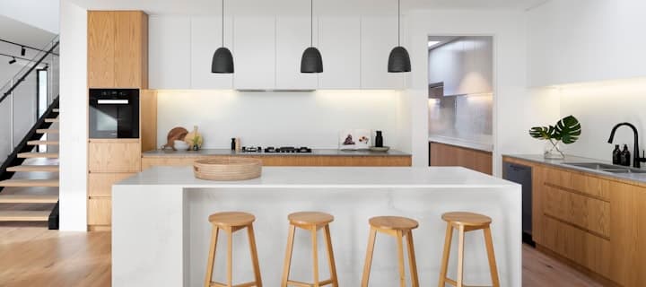 Umzugskartons in leerer Wohnung – Nachmieter stellen