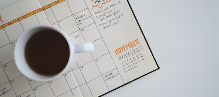 Kalender und Vertrag – befristeter Mietvertrag