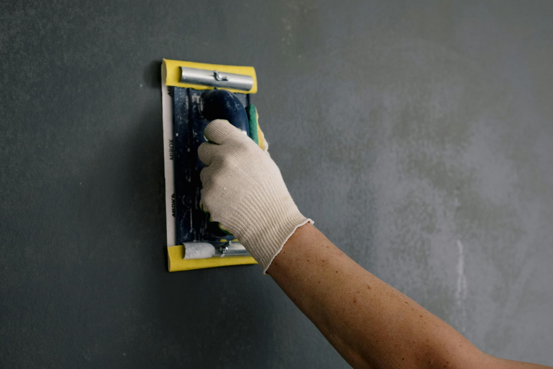 Handwerker bei Reparaturarbeiten in der Wohnung