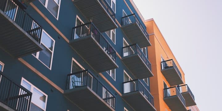 Wohngebäude in der Stadt – angespannter Wohnungsmarkt